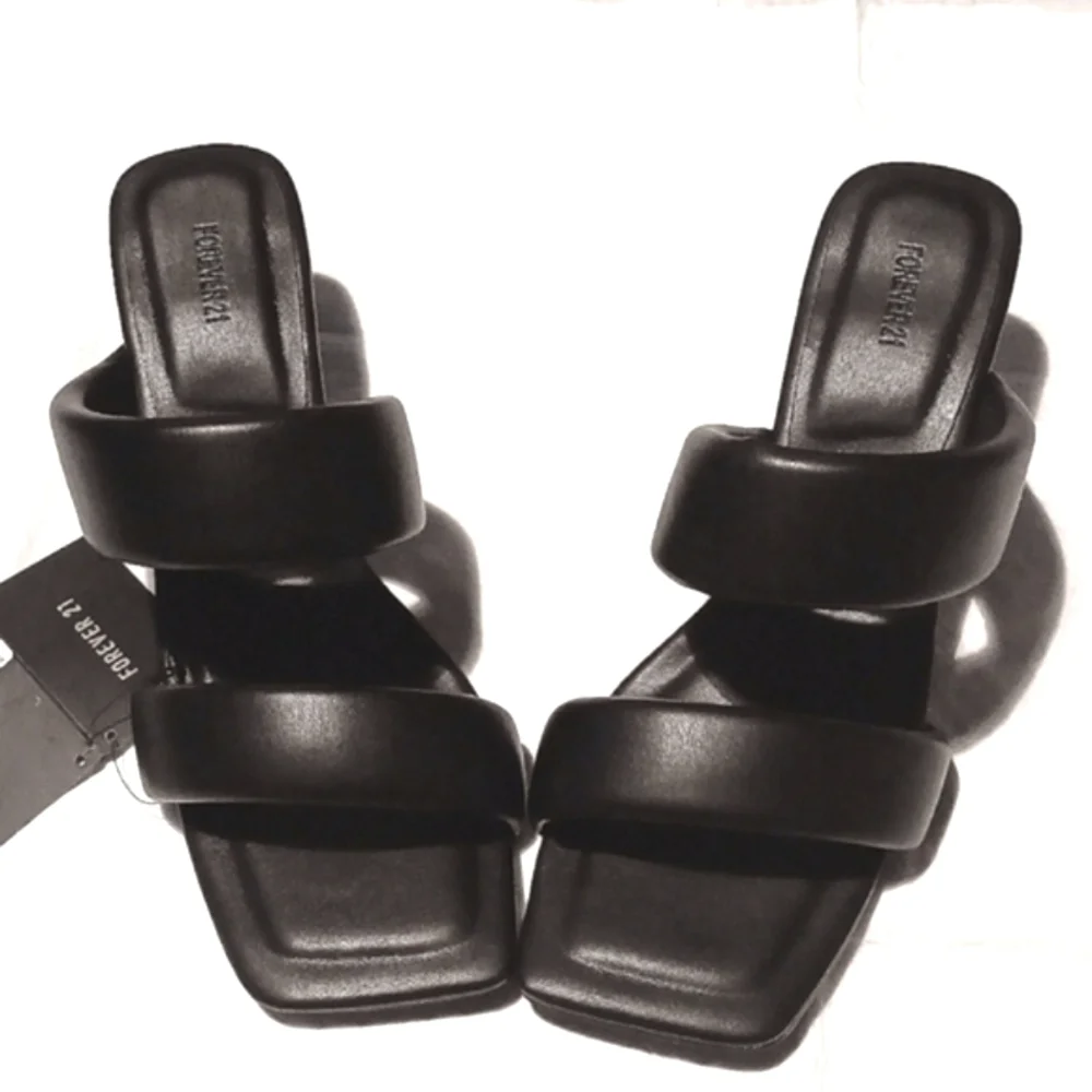 FOREVER 21. BLACK SQUARE TOE SANDAL. SIZE 9 - Picture 4 of 9